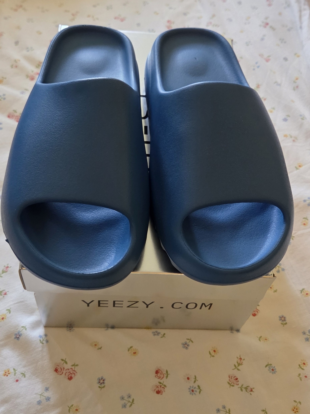 Yeezy Slide in Deep Blue
